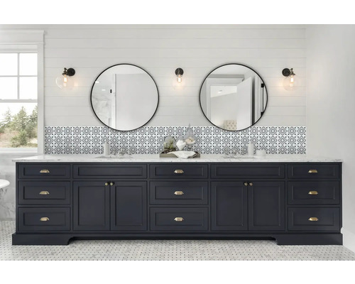 Baie cu dulap de bază albastru, două oglinzi rotunde și plăci de faianță cu model