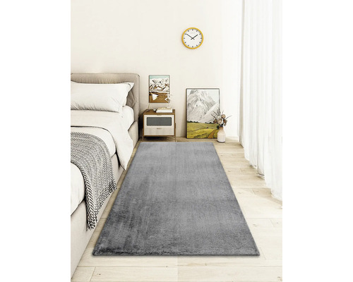 Covor gri în dormitor cu pat și noptieră