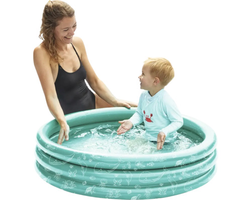 Mamă și copil se joacă într-o piscină gonflabilă pentru copii cu motive marine