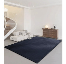 Cameră de zi cu scară, canapea, comodă și covor dreptunghiular