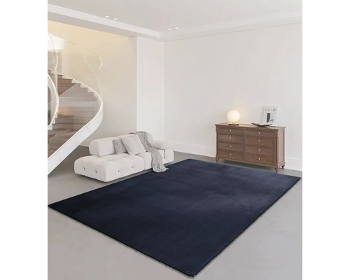 Cameră de zi cu scară, canapea, comodă și covor dreptunghiular