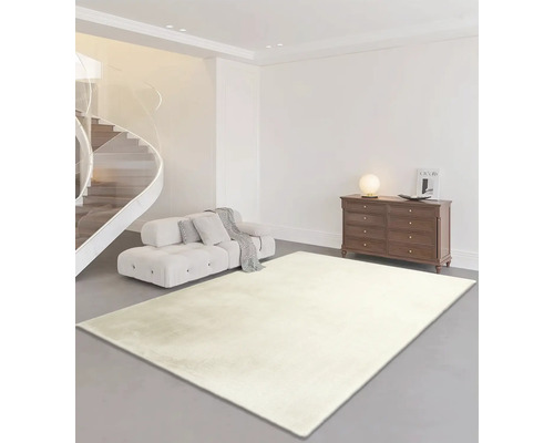 Cameră de zi luminoasă cu canapea, comodă și covor dreptunghiular