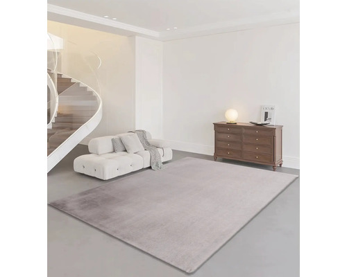 Living cu covor modern, canapea, comodă și scară în spirală