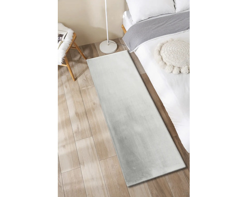 Covor în dormitor cu pat, scaun și lampă de podea