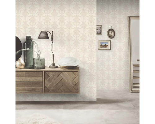 Cameră decorativă cu tapet cu model floral, comodă și oglindă