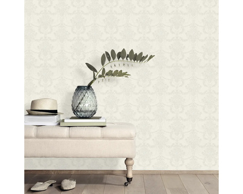 Scenă cu tapet cu model, bancă, decorațiuni și accesorii