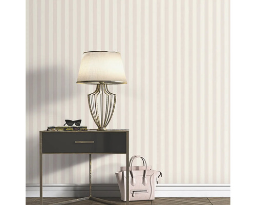 Tapetă decorativă cu dungi într-o cameră cu o veioză pe noptieră