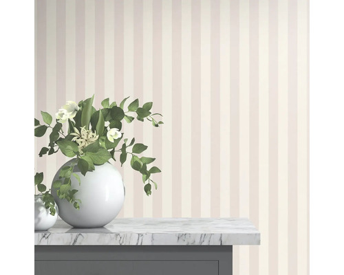 Tapet cu model în dungi în cameră cu aranjament floral pe masă