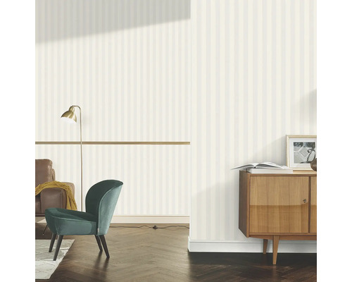 Cameră de zi cu tapet în dungi, fotoliu și comodă