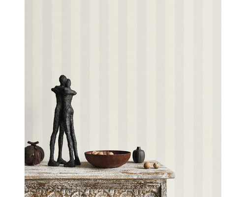 Fotografie a unui decor pe o masă cu tapet cu dungi în fundal.