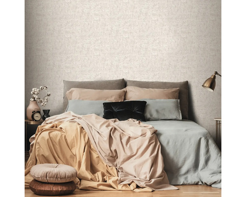 Dormitor cu pat în fața unui tapet cu model