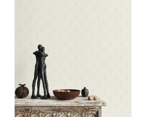 Elemente decorative pe o masă ornamentată în fața unui perete cu model.