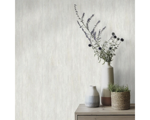 Scenă cu tapet cu model, vaze și aranjament floral pe o masă