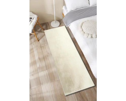 Covor cu fibre lungi în dormitor, lângă pat