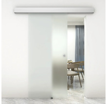 Ușă glisantă din sticlă satinată cu feronerie în fața zonei de living