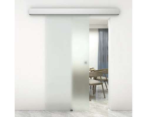 Ușă glisantă din sticlă satinată cu feronerie în fața zonei de living