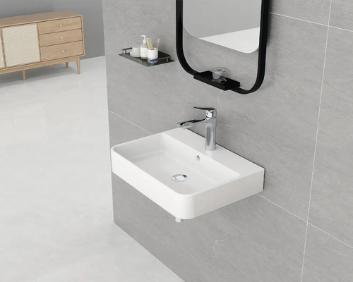 Baie modernă cu chiuvetă, oglindă și raft