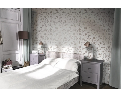 Dormitor cu pat, noptiere și tapet floral