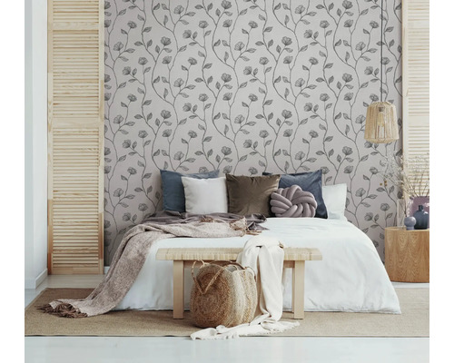 Dormitor cu tapet cu motive florale, pat și elemente din lemn pentru o atmosferă naturală și liniștită