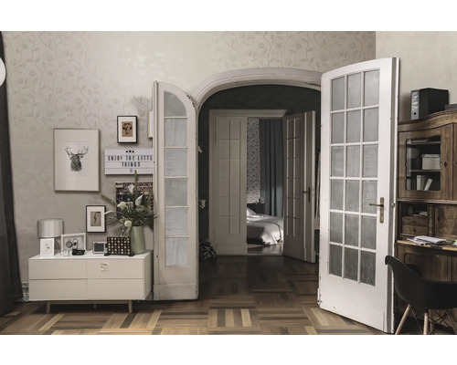 Cameră de zi cu comodă, decorațiuni și ușă dublă