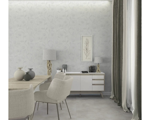 Sufragerie cu tapet floral, masă, scaune și bufet