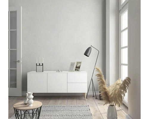 Sufragerie cu bufet, lampadar și decorațiuni