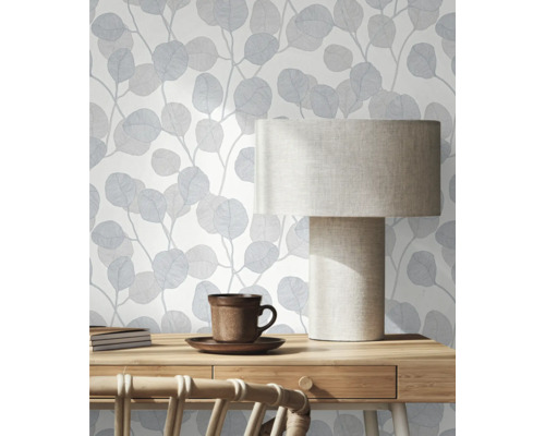 Scenă cu tapet cu frunze albastre, lampă de masă și birou