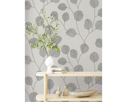 Decor de perete cu motiv de frunze, rafturi cu elemente decorative