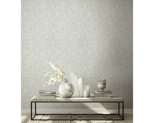 Scenă cu tapet cu model, masă, vaze și decorațiuni pentru un ambient luminos și organizat.