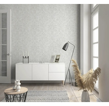 Cameră de zi luminoasă cu tapet cu model, bufet, lampadar și decorațiuni