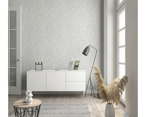 Cameră de zi luminoasă cu tapet cu model, bufet, lampadar și decorațiuni