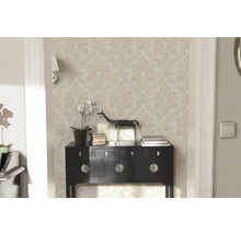 Cameră elegantă cu tapet cu model, comodă și decorațiuni