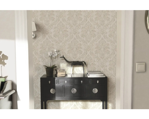 Cameră elegantă cu tapet cu model, comodă și decorațiuni