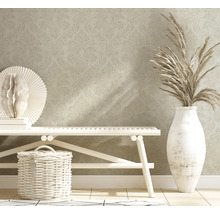 Interior decorativ cu tapet cu model, bancă, coș și vază cu iarbă ornamentală