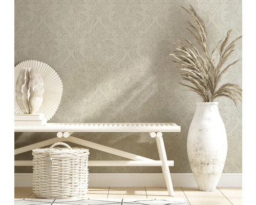 Interior decorativ cu tapet cu model, bancă, coș și vază cu iarbă ornamentală