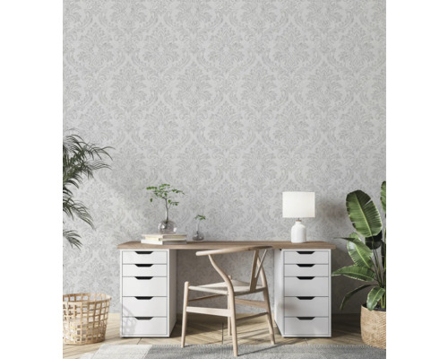 Birou luminos cu tapet cu model floral, birou, scaun și plante de interior