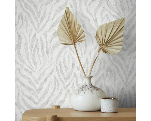 Prim-plan cu un perete cu tapet în stil zebră, decorat cu o vază și frunze uscate