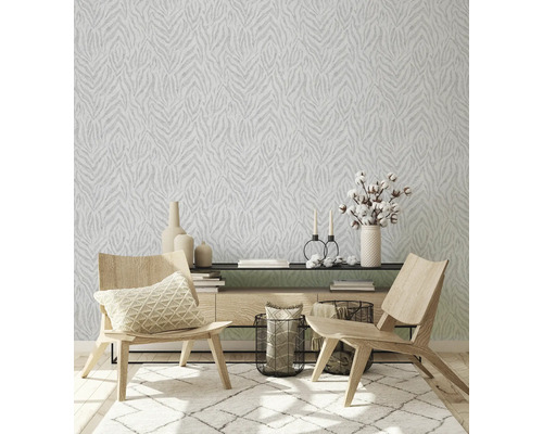 Living cu tapet cu model, covor și mobilier din lemn.