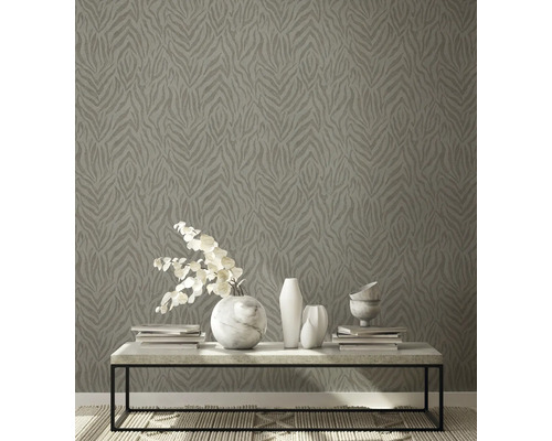 Cameră cu tapet cu model animal și decorațiuni pe o masă