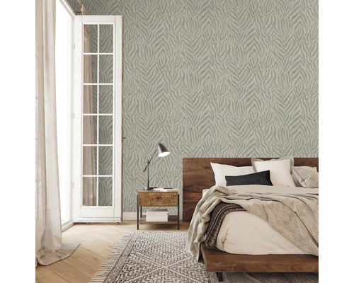 Dormitor cu tapet cu model, pat, noptieră și covor