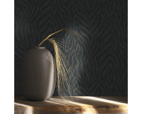 Tapetă cu model zebrat, vază și spic de grâu pe o masă