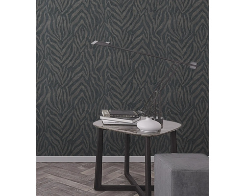 Scenă cu tapet cu model, o masă și o lampă