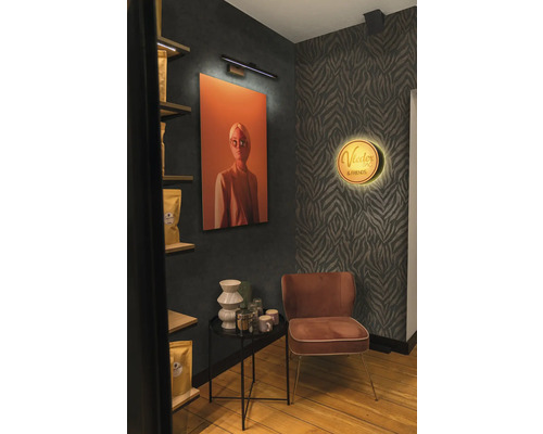 Interior decorativ cu tablou, lampă, raft, măsuță laterală și scaun