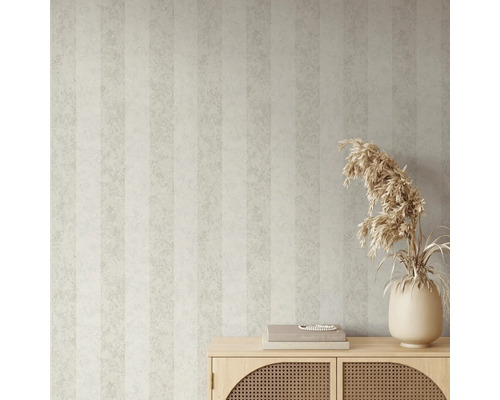 Scenă de cameră cu tapet cu dungi și comodă din lemn