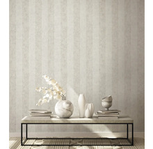 Cameră luminoasă cu tapet în dungi, masă, vaze și decorațiuni pentru design interior