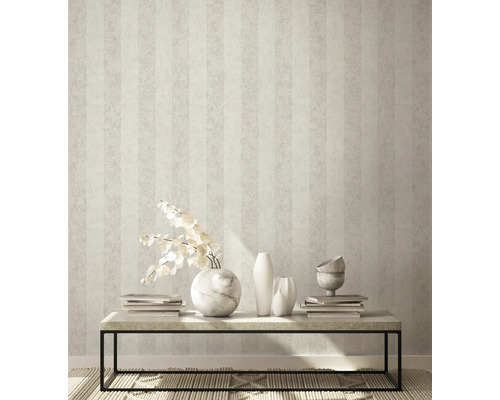 Cameră luminoasă cu tapet în dungi, masă, vaze și decorațiuni pentru design interior