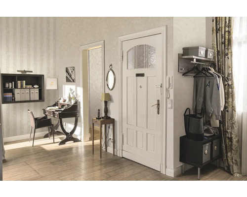 Hol de intrare cu garderobă, birou și ușă interioară într-o casă.