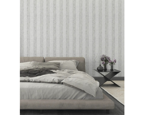 Dormitor cu pat, noptieră și tapet în dungi