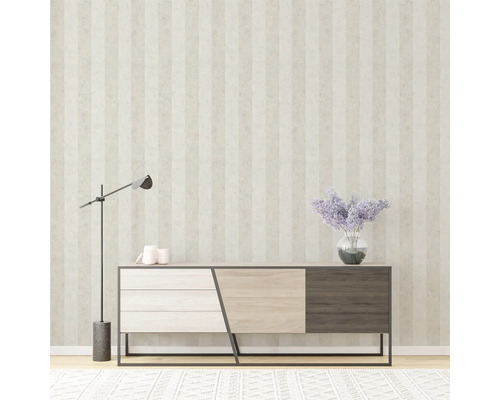 Cameră luminoasă cu tapet în dungi, bufet, lampă de podea și vază cu flori