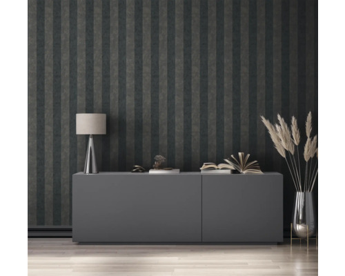 Cameră de zi cu tapet în dungi, comodă, lampă și decorațiuni